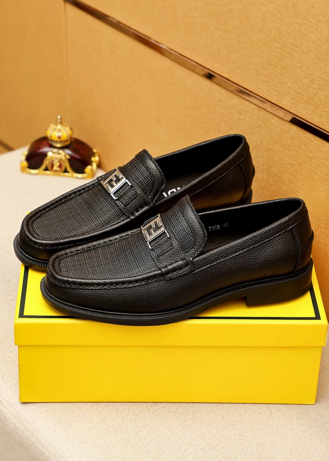 Men's shoes 💰460 💐 Product trademark: FENDI [Fendi] casual leather shoes Regular size: 38-44 (45🉑️customized) Product materials: Selected imported first-layer cross-grain cowhide leather upper + luxury hardware buckle, imported cowhide lining. Strong three-dimensional visual effect, original outsole color: 1⃣️color optional
